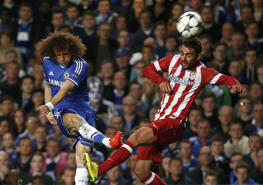 David Luiz colpisce un palo. Reuters